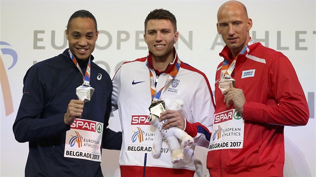 Pekk Petr Svoboda (vpravo) s bronzovou medail, uprosted je vtz Andy...