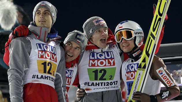 Polští skokané (zleva) Dawid Kubacki, Piotr Žyla, Maciej Kot a Kamil Stoch slaví triumf v klání družstev na mistrovství světa v Lahti.