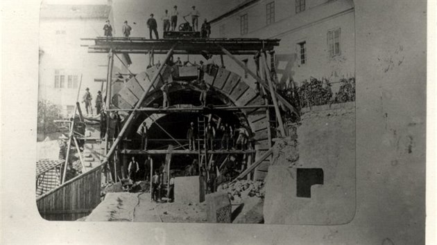 Stavba tunelu v Litoměřicích v 19. století na fotografii v nové knize.