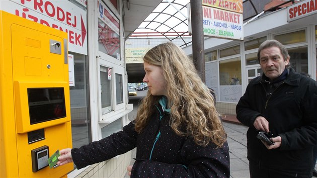 Automat na jízdenky MDH v Ústí nad Labem poblíž Hraničáře, kde lze platit i kartou.