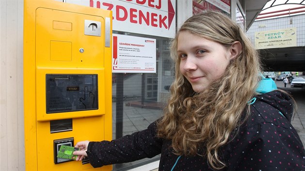 Automat na jzdenky MDH v st nad Labem pobl Hranie, kde lze platit i kartou.