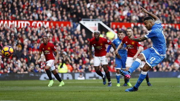 Útočník Bournemouthu Joshua King na hřišti Manchesteru United vyrovnal z penalty na 1:1.