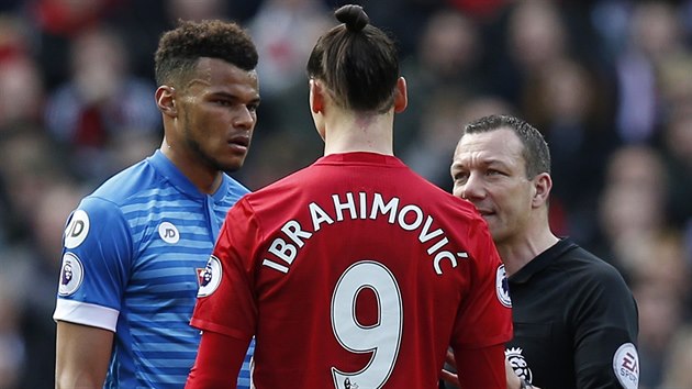 H͊NCI. Zlatan Ibrahmimovi ml dostat ervenou za loket do hlavy Tyrona Mingse (vlevo), bek Bournemouthu zase unikl vylouen po lpnut na hlavu vdskho stelce Manchesteru United.