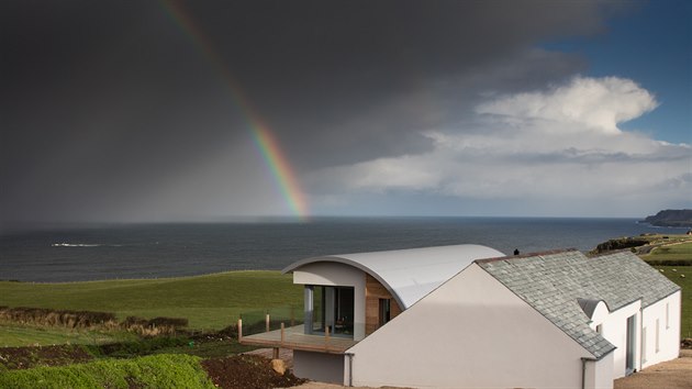 Dům se pyšní nádhernými výhledy na moře, Skotsko na obzoru a scenérie historického městečka Donegal.