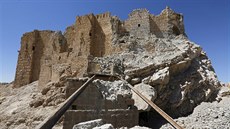Pohled na hrad na pedmstí Palmýry. (1.4. 2016)