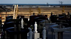 Hroby u pob�e�í, které p�ed �esti lety zasáhla vlna tsunami, která po�kodila i...