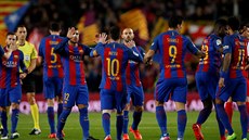 Gólová radost barcelonských fotbalistů v utkání s Gijonem.