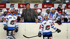 Chomutovská střídačka, uprostřed trenér Vladimír Růžička, vlevo v popředí...