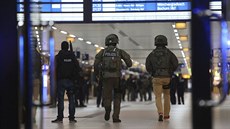 Policie zasahuje na nádraí v západonmeckém Düsseldorfu, kde útoník zranil...