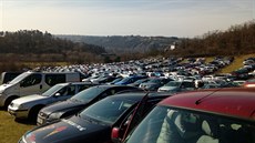 Náv�t�vníci pra�ské zoo parkují provizorn� na louce, v�echna parkovi�t� jsou u�...