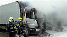 Poár kamion v areálu celní správy v Brn-Slatin pokodil sedm voz a...