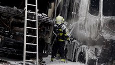 Po�ár kamion� v areálu celní správy v Brn�-Slatin� po�kodil sedm voz� a...