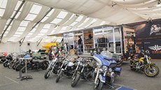 Levému k�ídlu dominuje tradi�n� Harley-Davidson Praha.