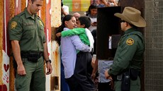 Hraniční stráž na čas otevřela bránu na mexicko-amerických hranicích, aby...