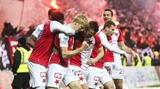 JEDINÝ GÓL VE LÁGRU. Fotbalisté Slavie se radují z trefy Michala Frydrycha,...