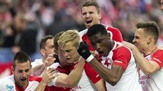 EUFORIE. Fotbalisté Slavie oslavují rozhodující gól Michala Frydrycha v duelu...