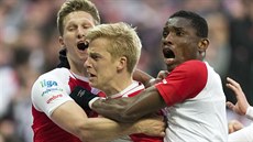 EUFORIE. Fotbalisté Slavie oslavují rozhodující gól Michala Frydrycha v duelu...