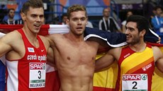 Adam Sebastian Helcelet (vlevo) slaví zisk bronzové medaile na halovém...