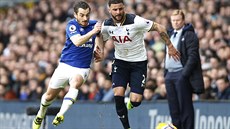 SOUBOJ BEK. Leighton Baines (vlevo) a Kyle Walker (vpravo) sprintují za míem...