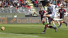 Chorvatský fotbalista Ivan Perii stílí gól Interu Milán proti Cagliari.