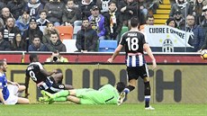 Duván Zapata stílí gól brankái Juventusu Gianluigimu Buffonovi, kterého...
