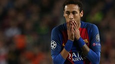 Úto�ník Barcelony Neymar reaguje na neprom�n�nou �anci v utkání Ligy mistr� s...