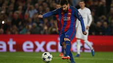 PROMNNÁ PENALTA. Lionel Messi vstelil z pokutového kopu tetí gól Barcelony...