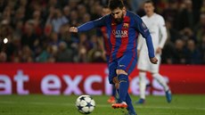 PROM�N�NÁ PENALTA. Lionel Messi vst�elil z pokutového kopu t�etí gól Barcelony...