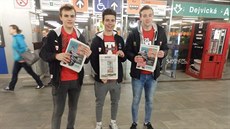Florbalisté Tatranu St�e�ovice rozdávali deník Metro, v n�m� se psalo o jejich...