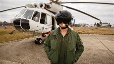 Vojenský pilot Marek Bohuněk u vrtulníku Mi-8 ve Kbelích. Kvůli bezpečnostním...