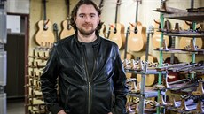 Petr Furch ídí velkonmický podnik na výrobu kytar spolu se svým otcem...
