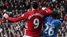 Zlatan Ibrahimovic z Manchesteru United ve vzduném souboji loktem do hlavy...