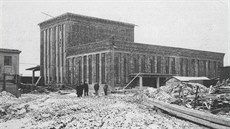 Stavba rafinerie olomouckého podniku Milo na konci 30. let 20. století. Tehdy...