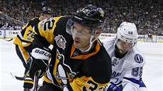 Mark Streit z Pittsburghu elí ataku Nikity Kuerova z Tampy Bay.