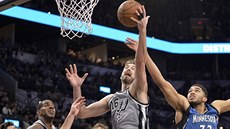 Pau Gasol ze San Antonia zakon�uje v utkání proti Minnesot�.