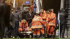 Fernando Torres z Atlétika Madrid opou�tí h�i�t� na nosítkách poté, co po...