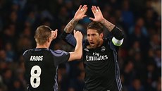 Sergio Ramos a Toni Kroos se radují ze vst�eleného gólu, který dal kaptián...