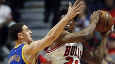 Klay Thompson (vlevo) z Golden State brání Jimmyho Butlera z Chicaga.