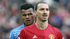 Tyrone Mings (vlevo) a Zlatan Ibrahimovic