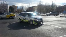 V ulici Kobyliské námstí naboural vz mstské policie s osobním autem...