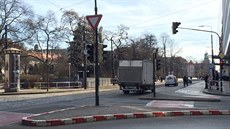 Kiovatka ulic Karlovo námstí a Resslova, kde dva svítící zelené semafory...