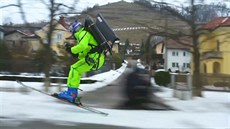 Akrobatický lya Filip Flisar se ítí mstem s raketovým batohem na zádech
