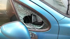 Zlodj vnikl do auta vdycky pes boní okénko, které rozbil. Takto ukradl...