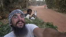 Dobrodruh Pavel Klega v palmovém háji u eky Nil nedaleko vesnice Nori v Súdánu.