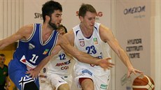 Michal Mare� (v modrém) z USK Praha svádí souboj o mí� s Luká�em Ba�antem z...