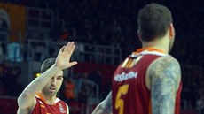 Jon Diebler (vlevo) a Vlado Micov oslavují povedenou akci Galatasaray Istanbul.