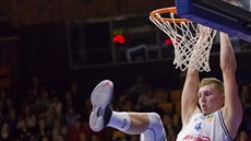 Alexander Madsen z USK Praha smeuje v utkání s Brnem.