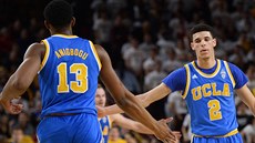 Ike Anigbogu (vlevo) a Lonzo Ball z UCLA