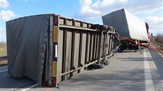 Poryv větru převrátil přívěs nákladního vozu na obchvatu Hořic na Jičínsku...
