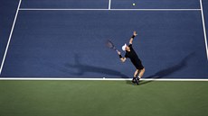 Andy Murray servíruje na turnaji v Dubaji.
